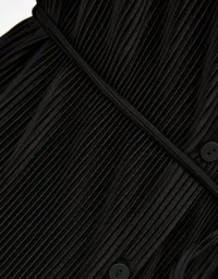 Plissiertes Minikleid mit langen Ärmeln und Gürtel